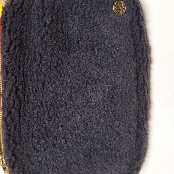 LULULEMON FURRY FLEECE ADJUSTABLE LARGE BLACK WITH GOLD HARDWARE BELT BAG/SLING - Picture 5 of 5